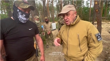Jewgeni Prigoschin (r.) im an einem ungenannten Ort im Gespräch mit einem seiner Soldaten.