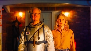 Jim Gaffigan als Cameron Edwin und Rhea Seehorn als Erin Edwin in einer Szene des Films „Linoleum - Das All und all das“.