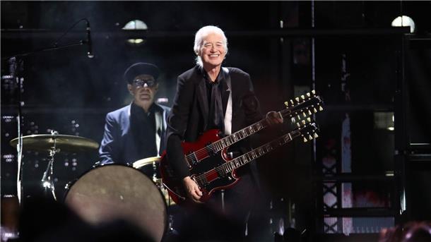 Begnadeter Gitarrist von Led Zeppelin: Jimmy Page wird 80 Jimmy Page spielt bei der Einführungszeremonie in der Rock & Roll Hall of Fame im Barclays Center in New York.