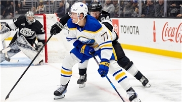JJ Peterka (vorn) wechselt in der NHL von Buffalo Sabres nach Utah. 