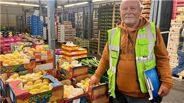 Joachim Köhler hat Spaß dabei, seine Gäste über den Hamburger Großmarkt zu führen.