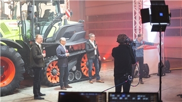 Joachim Schlesselmann (von links), Hans-Peter Fricke und Heinz Gartelmann präsentierten während der Online-Landmaschinenschau im vergangenen Jahr zusammen mit Moderator Sven Tietzer Neues aus der Branche. Das soll auch in diesem Jahr wieder der Fall sein.