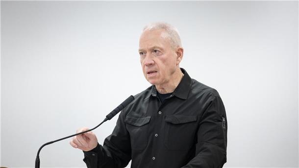 Joav Galant, Verteidigungsminister von Israel, Galant kritisiert die Unentschlossenheit Israels in der Frage, wer nach dem Krieg in Gaza herrschen soll.
