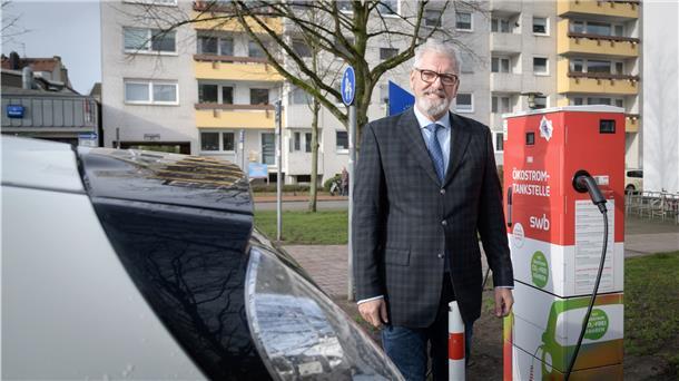 Jochen Keibel ärgert sich: Ein Auto blockiert ständig einen Ladepunkt für E-Autos.