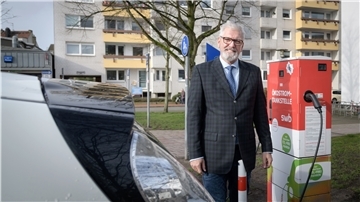 Jochen Keibel ärgert sich: Ein Auto blockiert ständig einen Ladepunkt für E-Autos.