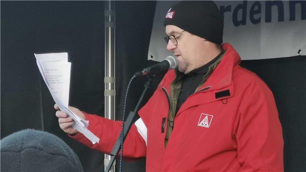 Jochen Luitjens, Geschäftsführer der IG Metall, fordert "Nie wieder Faschismus".
