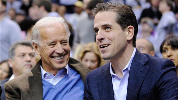 Joe Biden, damals Vizepräsident der USA, und sein Sohn Hunter bei einem Basketballspiel.
