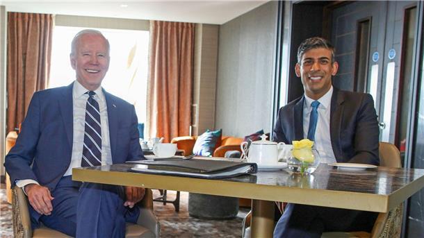 Joe Biden hat den britischen Premier, Rishi Sunak, im Grand Central Hotel in Belfast getroffen. Biden besucht das Vereinigte Königreich und Irland, um unter anderem den 25. Jahrestag des Karfreitagsabkommens zu feiern.
