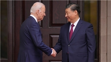 Joe Biden (l.) begrüßt Chinas Präsident Xi Jinping.