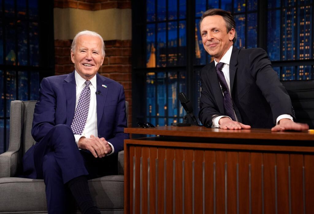Joe Biden (l) war bereits vor zehn Jahren als Gast in der Sendung „Late Night with Seth Meyers“.