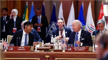 Joe Biden (r.), Präsident der USA, und Rishi Sunak, Premierminister von Großbritannien, während einer Sitzug beim G20-Gipfel.