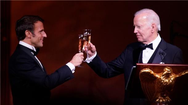 Macron in den USA: Viel Glanz und ein wenig Ärger Joe Biden und Emmanuel Macron stoßen miteinander an.