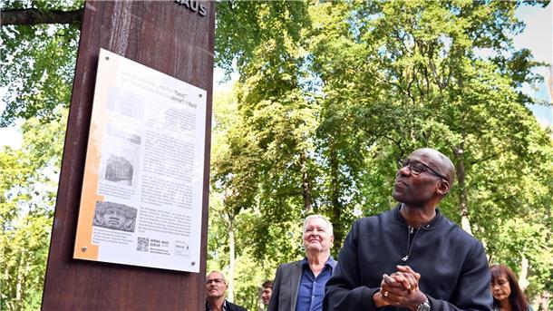 Berlin will Kolonialgeschichte sichtbar machen Joe Chialo (CDU), Berliner Kultursenator, betrachtet die neu eingeweihte Mahn- und Erinnerungsstele am ehemaligen „Afrika-Haus“ in Berlin.