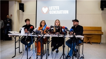 Joel Schmitt (l-r), Aktivist der Letzten Generation, Marion Fabian, Aktivistin der Letzten Generation, Aimee van Baalen, Sprecherin der Letzten Generation, und Steve Rauhut von der Kirchgemeinde bei einer Pressekonferenz der Letzten Generation in der Reformationskirche in Berlin-Moabit.