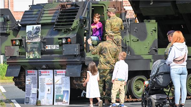 Fregatte und Fahrzeuge: Marineoperationsschule lässt Besucher ans Steuer Joel sitzt fasziniert am Lenker des Mars-2-Raketenwerfers.