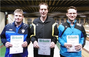 Jörn Cordes (Mitte) vom Verein Nordenhamer Sportkegler