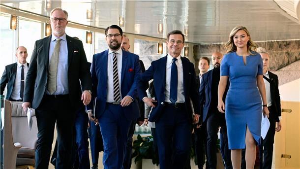 Rechtspopulisten stützen neue schwedische Regierung Johan Pehrson (l-r), Chef der Liberalen, Jimmie Akesson, Chef der Schwedendemokraten, Ulf Kristersson, Chef der Moderaten Sammlungspartei und Ebba Busch, Chefin der Christdemokraten haben sich auf eine Regierungsgrundlage geeinigt.
