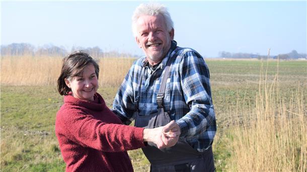 Eine Frau und ein Mann tanzen