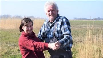 Eine Frau und ein Mann tanzen
