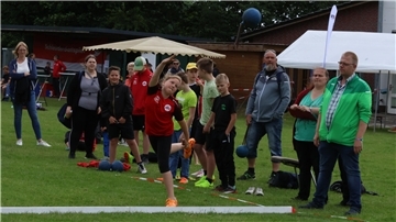 Johanna Runge vom Mentzhauser TV beim Schleuderballweitwurf.