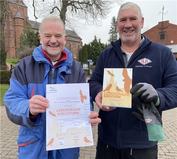 Hoch hinaus für den Artenschutz: Weshalb dieser Mann ständig Kirchtürme besteigt Johannes Bartner überreichte an Bernd Helmerichs vom Gemeindekirchenrat die „Lebensraum Kirchturm“-Plakette und -Urkunde.