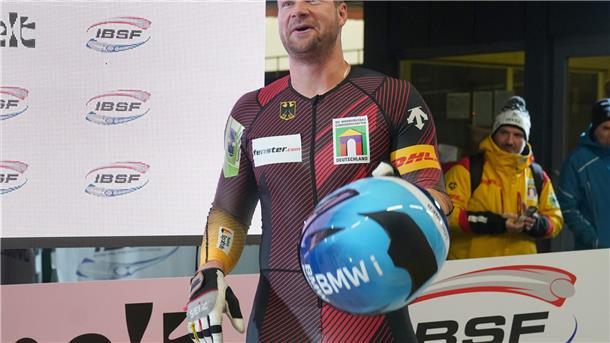 Johannes Lochner fährt beim Zweierbob-Weltcup in Sigulda mit seinem neuen Anschieber Jörn Wenzel sofort auf Rang eins. 