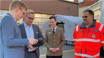 Johanniter-Regionalvorstand Markus Wedemeyer erläuterte Landrat Stephan Siefken im Beisein von Nordenhams Johanniter-Ortsbeauftragten Bennet Neelsen und Helfer Andreas Dierks die Funktionsweise eines Hausnotruf-Geräts (von links).