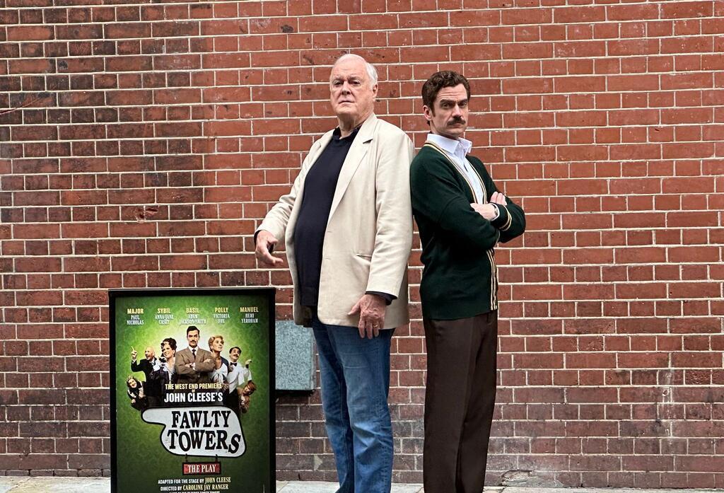 Ikone des britischen Humors: John Cleese wird 85 John Cleese (l) bei der Präsentation für sein Theaterstück „Fawlty Towers“. (Archivbild)