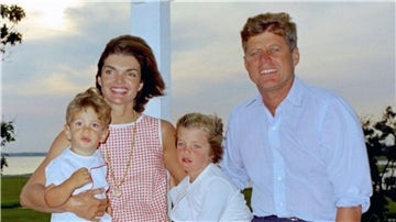 John F. Kennedy und seine Frau jackie mit Familie in Hyannis Port, 1962.