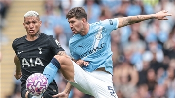 John Stones von Manchester City (r) im Duell mit Richarlison von Tottenham Hotspur.