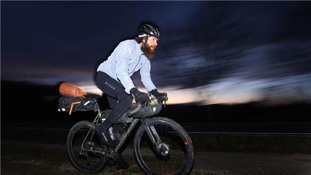 Jonas Deichmann im November 2021 bei seinem „Triathlon um die Welt“.