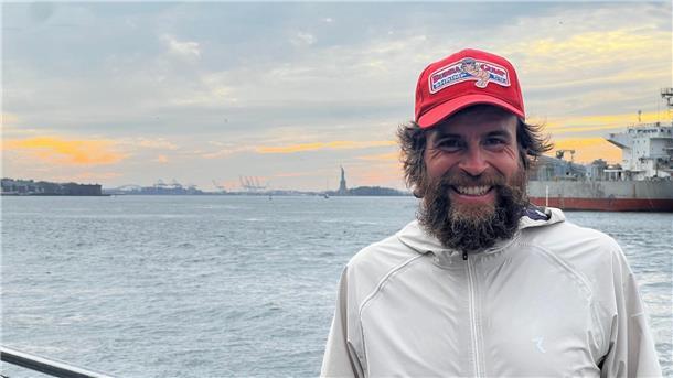 Jonas Deichmann vor der New Yorker Skyline.