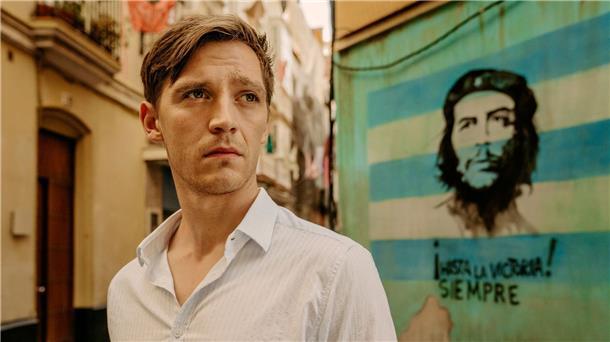 „Tausend Zeilen“: So macht ein Fälschungsskandal Spaß Jonas Nay als Lars Bogenius in einer Szene des Films „Tausend Zeilen“: