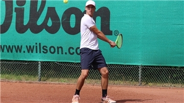 Jonas Thölen spielt beim SV Nordenham Tennis.