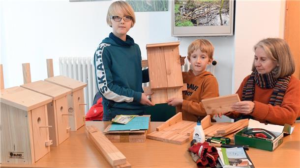 Neues Projekt: Hilfe für Stadtvögel in Bremerhaven Jonas und Tilman zeigen ihr handwerkliches Können: Zusammen mit Elisabeth Quentin vom BUND gestalten sie gerade einen Fledermauskasten. Links stehen die schon fertigen Nistkästen, in denen zum Beispiel Meisen unterkommen können.
