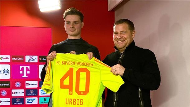 Jonas Urbig (l) präsentiert das Bayern-Trikot mit der Nummer 40 bei seiner Vorstellung mit Sportvorstand Max Eberl.