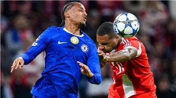 Jonathan Tah (r) gegen João Pedro, in den Zweikämpfen ging es zur Sache. 