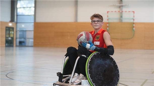 Jonte Küntzel sitzt wegen einer degenerativen Muskelerkrankung im Rollstuhl 