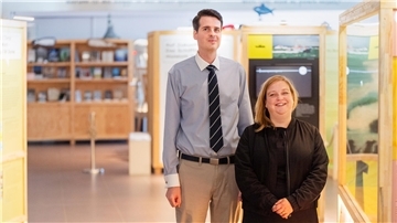 Joosten Müller (wissenschaftlicher Volontär) und Marleen von Bargen (wissenschaftliche Kuratorin) vom Deutschen Schifffahrtsmuseum in Bremerhaven in der Ausstellung „Große Geschichten – kleine Schiffe“.