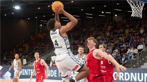 Ein Basketballer wirft auf den Korb. Es ist Jordan Samare von den Eisbären Bremerhaven.