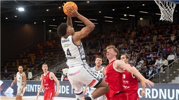 Ein Basketballer wirft auf den Korb. Es ist Jordan Samare von den Eisbären Bremerhaven.