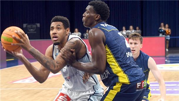 Eisbären gewinnen das Testspiel in Paderborn deutlich Jordan Samare (links) war mit 19 Punkten Topwerfer der Eisbären Bremerhaven beim Testspielsieg in Paderborn.