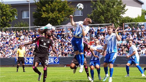 HSV verhindert gerade noch Pokal-Aus in Pirmasens Jordan Torunarigha (li) und der HSV sehen ganz schlecht aus
