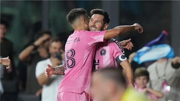 Comeback gelungen: Messi als Matchwinner Jordi Alba (l) gratuliert Lionel Messi zum Treffer gegen LA Galaxy.