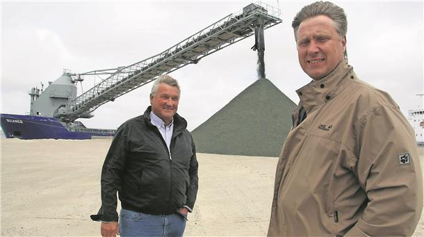 Jos van der Meer (vorne) und Unternehmensgründer Hans-Jürgen Hartmann beim Entladen des Schiffes „Bulknes“.