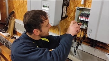 Jose Luis Fernandez Alvarez ist ein Spanier, der im Rahmen des Projekts in der Wesermarsch arbeitet. Der 27 Jahre alte Elektroniker ist bei der Firma Hans Thormählen (Blitzschutz) in Großenmeer tätig ist.