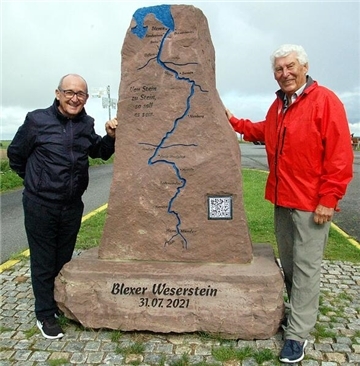 Jose Luis Hernandez (links) und Fritz Jacob testeten den neuen QR-Code am Blexer Weserstein, mit dem man sich Informationen zum Weserstein anzeigen lassen kann.