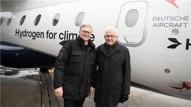 Josef Kallo (l), CEO der H2Fly, mit Baden-Württembergs Ministerpräsident Winfried Kretschmann auf dem Flughafen Stuttgart.