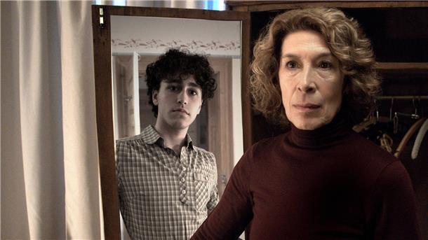 Adele Neuhauser als Transfrau - „Ungeschminkt“ im Ersten Josefa (Adele Neuhauser) verließ vor langer Zeit im Streit ihr Heimatdorf. Damals hieß sie noch Josef.