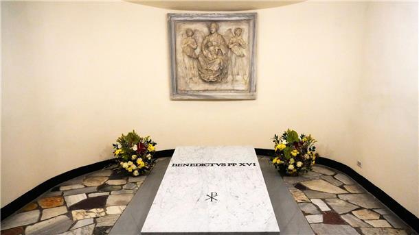Joseph Ratzinger liegt im Grab seines polnischen Vorgängers Papst Johannes Paul II. in der Grotte des Petersdoms.